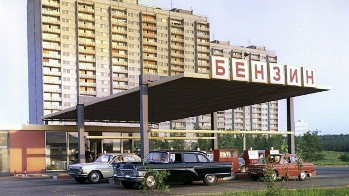 Бензоколонка, 1974 год